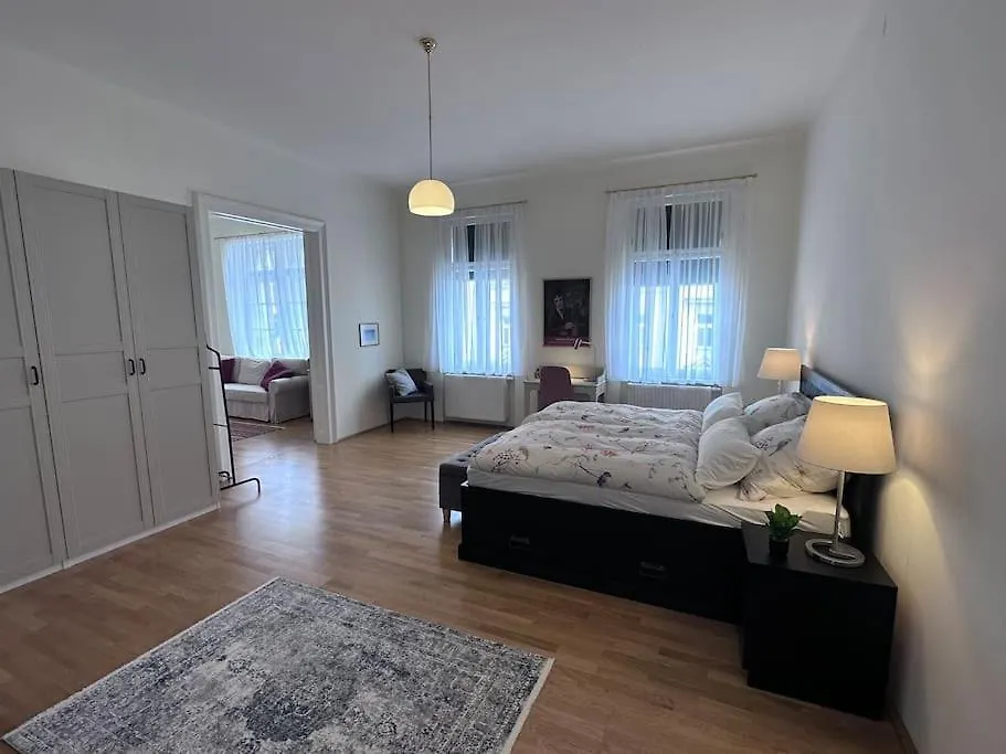 Grossraeumige Altbauwohnung Nahe Zentrum Vienna Austria