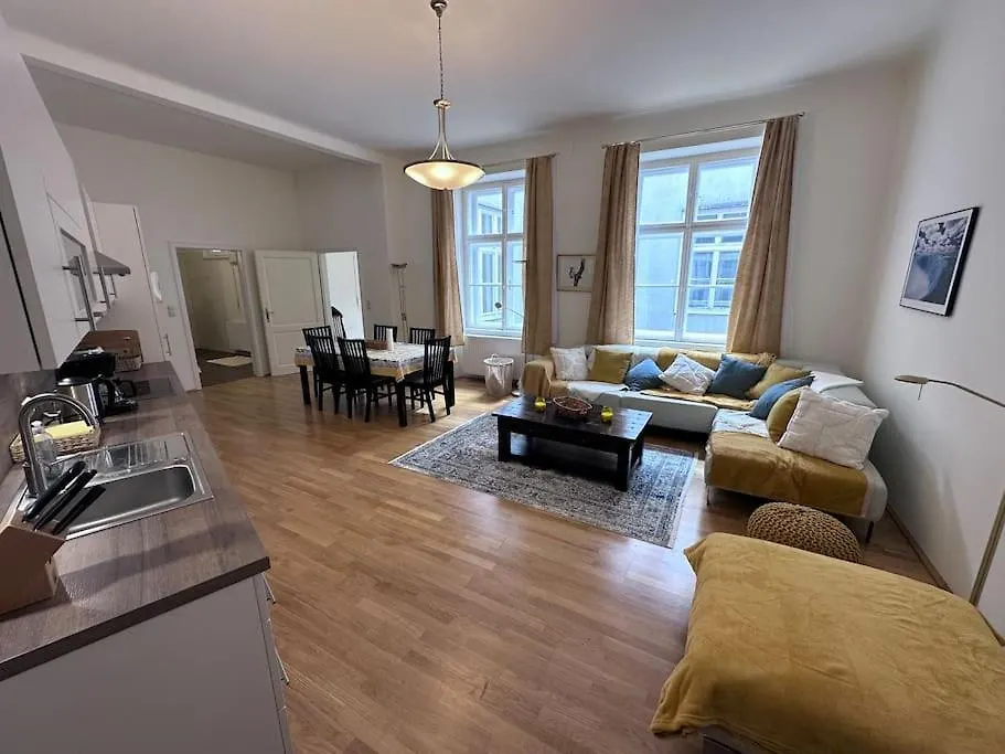 Grossraeumige Altbauwohnung Nahe Zentrum location
